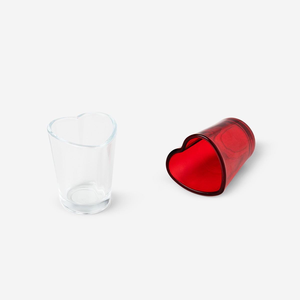 Due bicchieri di champagne e due cuori rossi con bokeh a forma di cuore rosso su sfondo. Cena romantica. Buon concetto di San Valentino. | Foto Premium Due bicchieri di champagne e due cuori rossi con bokeh a forma di cuore rosso su sfondo. Cena romantica. Buon concetto di San Valentino. | Foto Premium