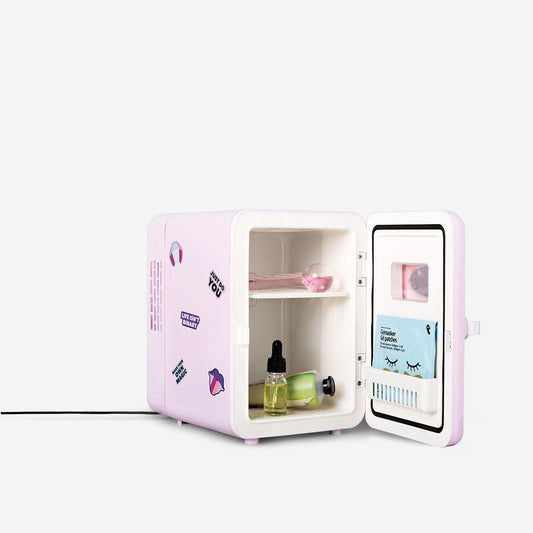 Lila Mini-Kosmetik-Kühlschrank mit Aufklebern