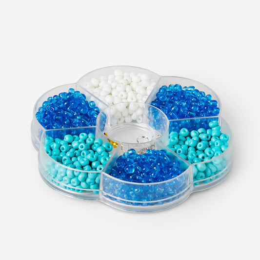 Conjunto de contas de vidro azuis e brancas