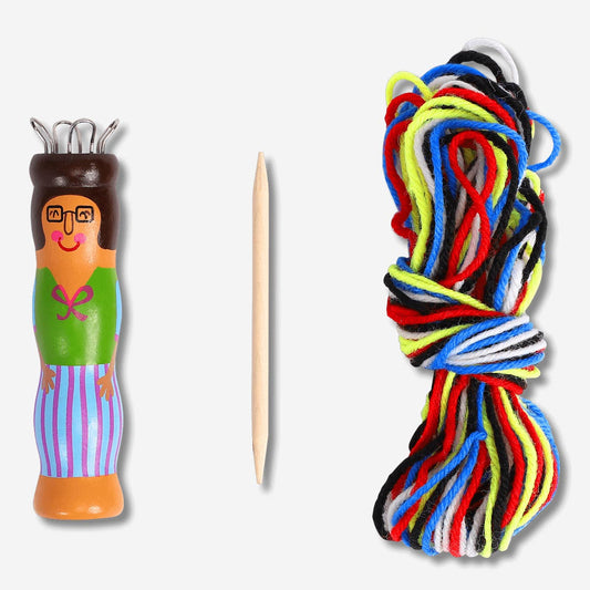 Boneca de tricô de fios multicoloridos
