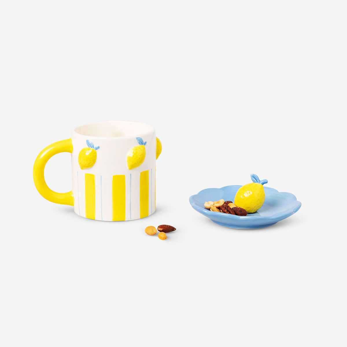 Flying Tiger Copenhagen 400 ml kitchen mug with lemon design and matching snack tray, perfect for tea or coffee.