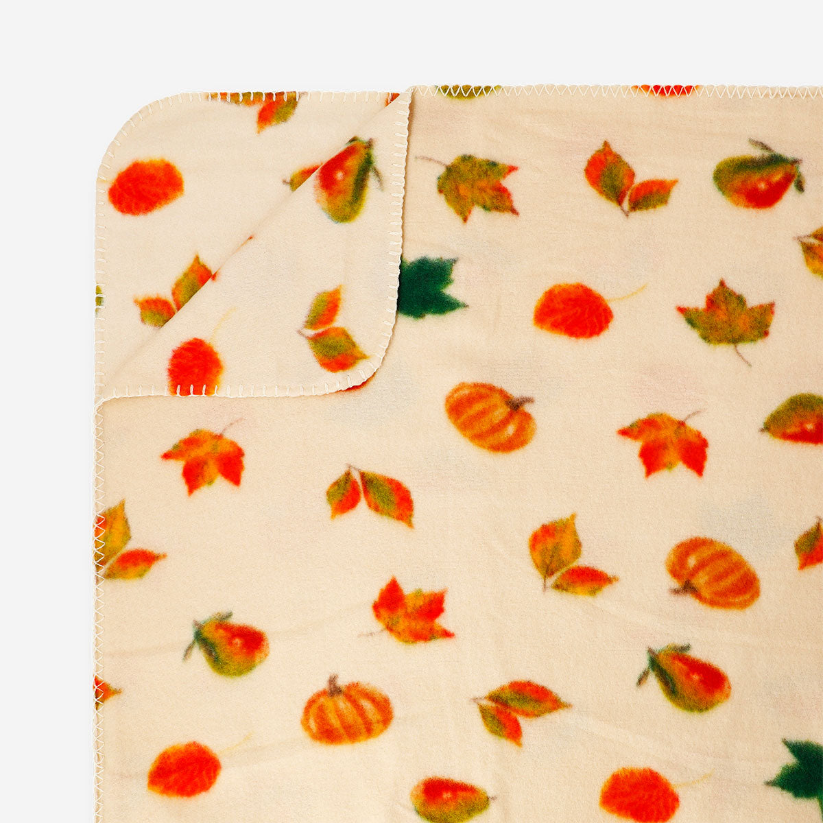 Autumnal fleece blanket from Flying Tiger Copenhagen in warm fall colors, 180x130 cm, cozy home accessory.