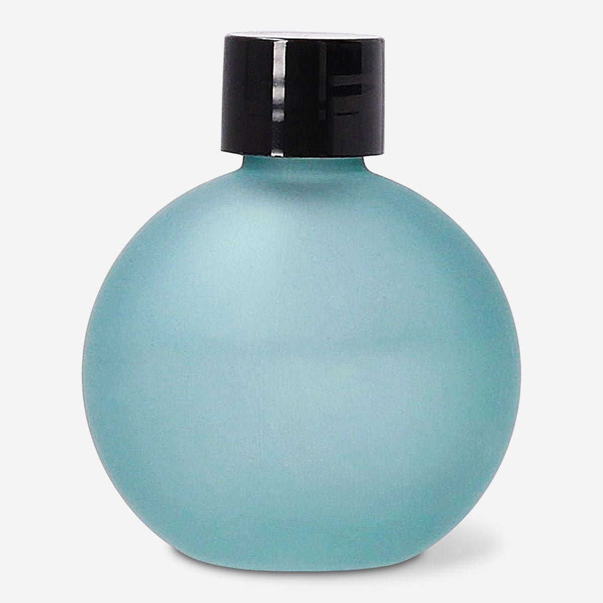 Flying Tiger Copenhagen reed diffuser with cardamom and chestnut scent, shown in a glass bottle with decorative reeds.
