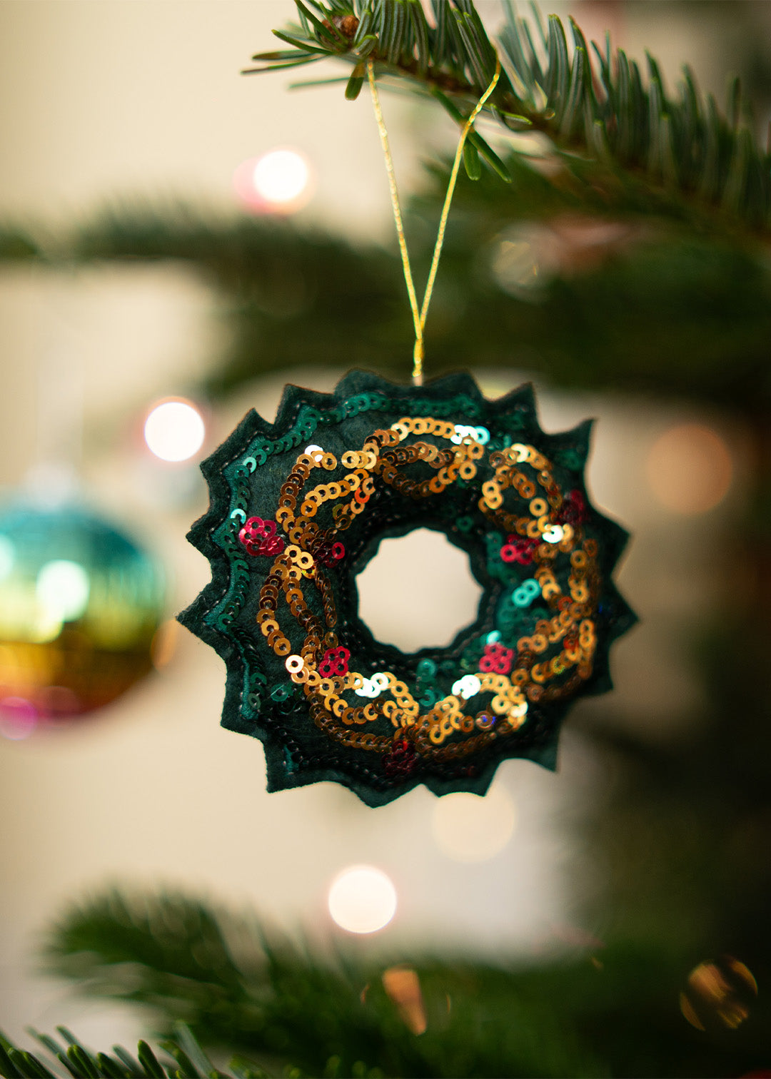 Hanging ornament - Wreath with sequins