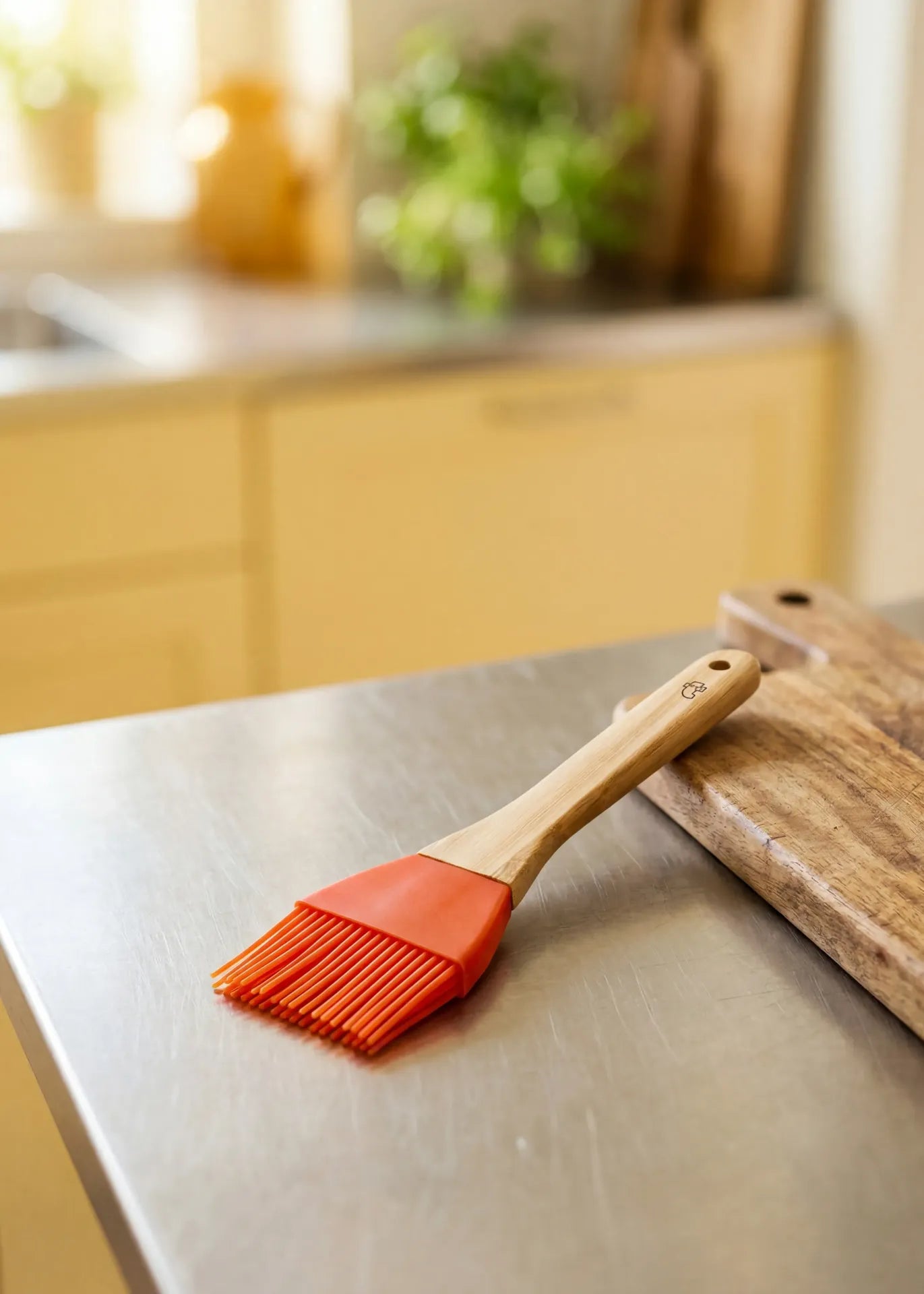 Flying Tiger Copenhagen Designer Collection baking brush, 21 cm, with wooden handle and natural bristles for kitchen baking tasks.