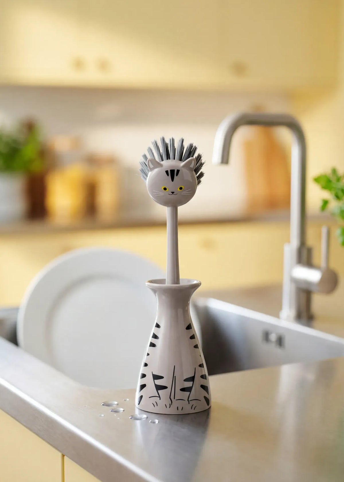 Flying Tiger Copenhagen cat-shaped kitchen washing-up brush with handle for easy dish cleaning.