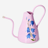 Metallinen kastelukannu, jossa on kukkakuvio