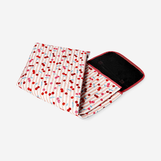 Quilted picnic blanket with berry print and carrying strap - 130x150 cm