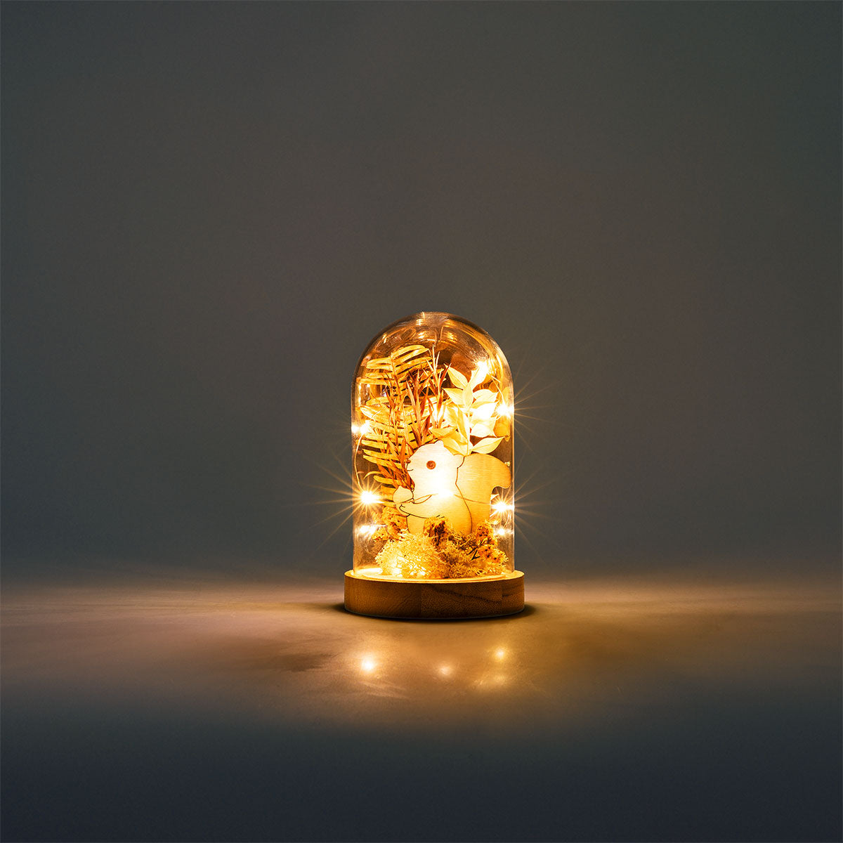 Glowing autumn-themed home decoration inside a 15 cm dome lamp, featuring warm autumn colors and cozy ambiance.
