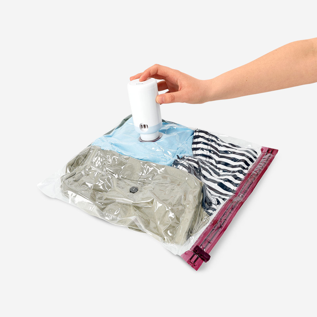 Flying Tiger Copenhagen leisure vacuum pump with 7 vacuum bags for clothes, compact and easy to use.