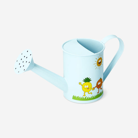 Niebieska metalowa konewka