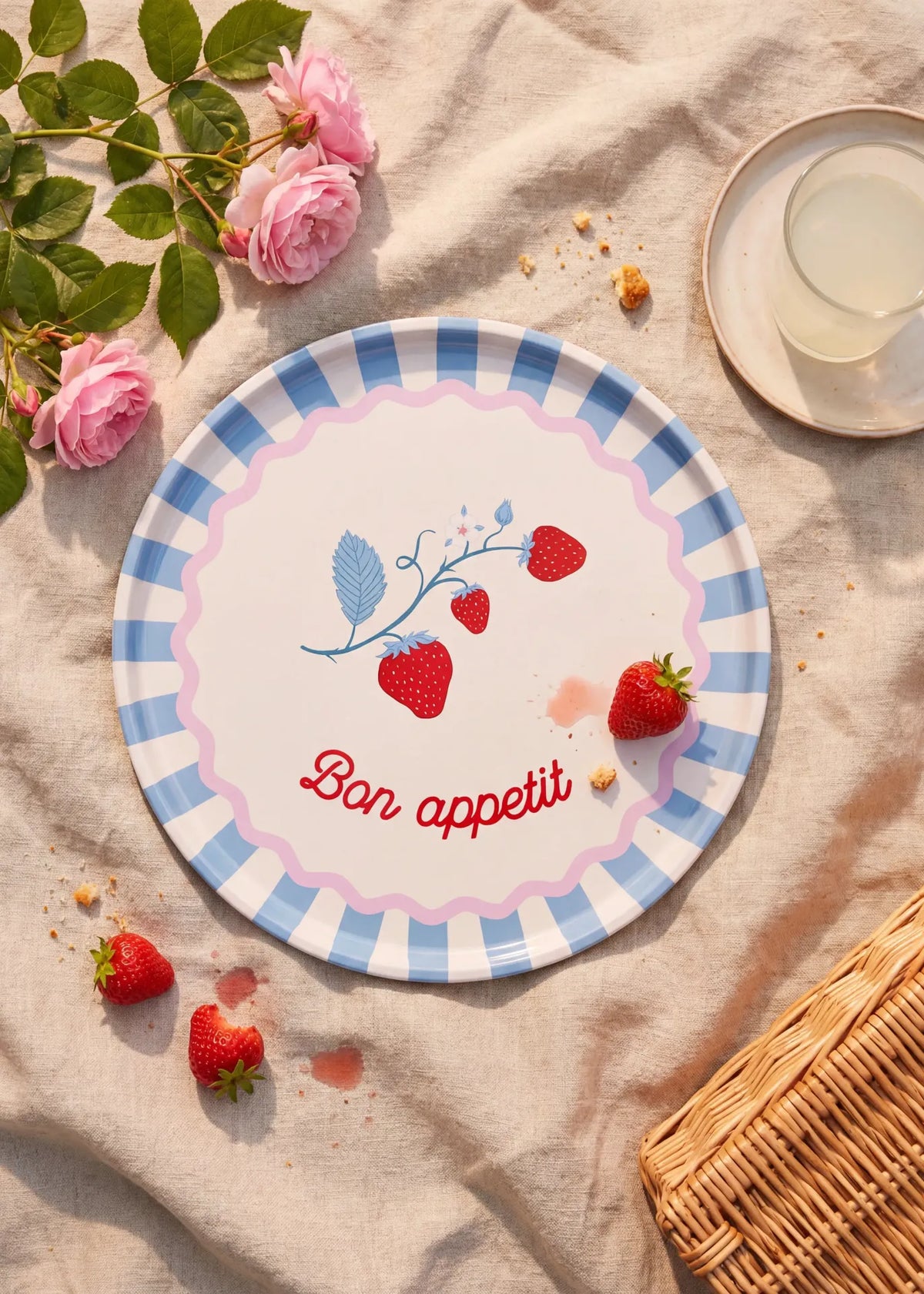 Decorative round metal tray from Flying Tiger Copenhagen, 31 cm diameter, featuring a stylish design for home decor.
