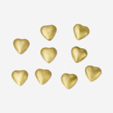 Vollmilchschokoladenherzen im Netz mit Erdbeerfüllung