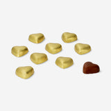 Vollmilchschokoladenherzen im Netz mit Erdbeerfüllung