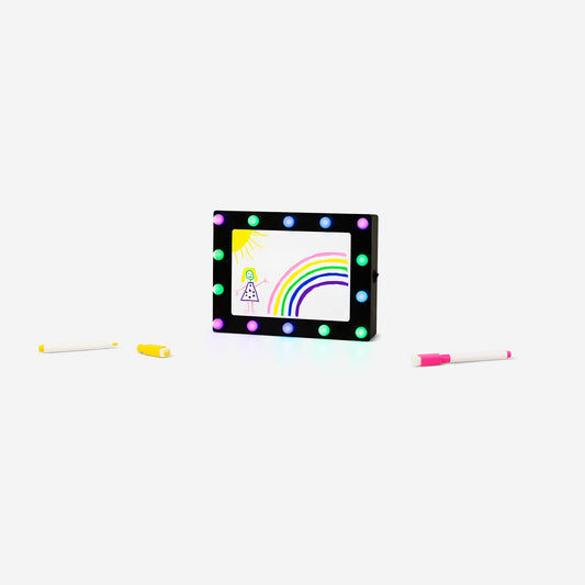 Wielokolorowe pudełko świetlne z markerami