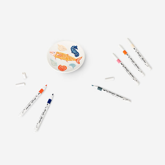 Piatto DIY con pennarelli che si asciugano all'aria