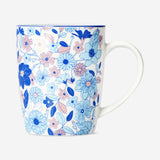Blauwe gebloemde mok