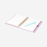 Libreta de mariposa rosa con bolígrafo y notas adhesivas