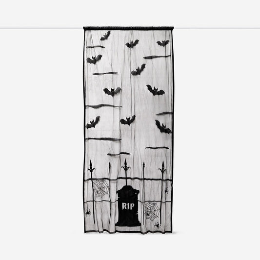 Cortina com morcegos e aranhas