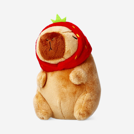 Capivara de peluche com chapéu de morango