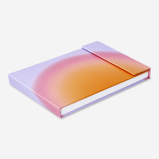 Gradient notepad with magnetic closing