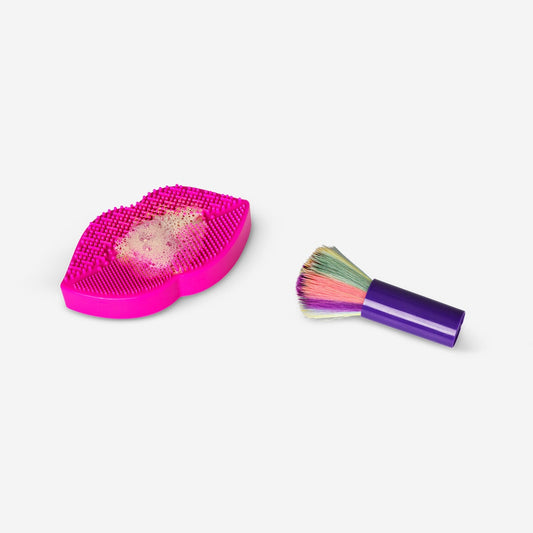 Lip-Shaped Make-Up Brush Cleaner