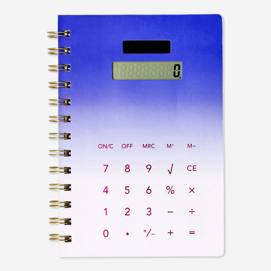 Notebook mit Taschenrechner. Solarbetrieben