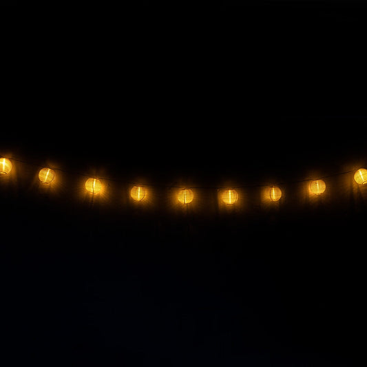 Solar-powered string lights. 330 cm