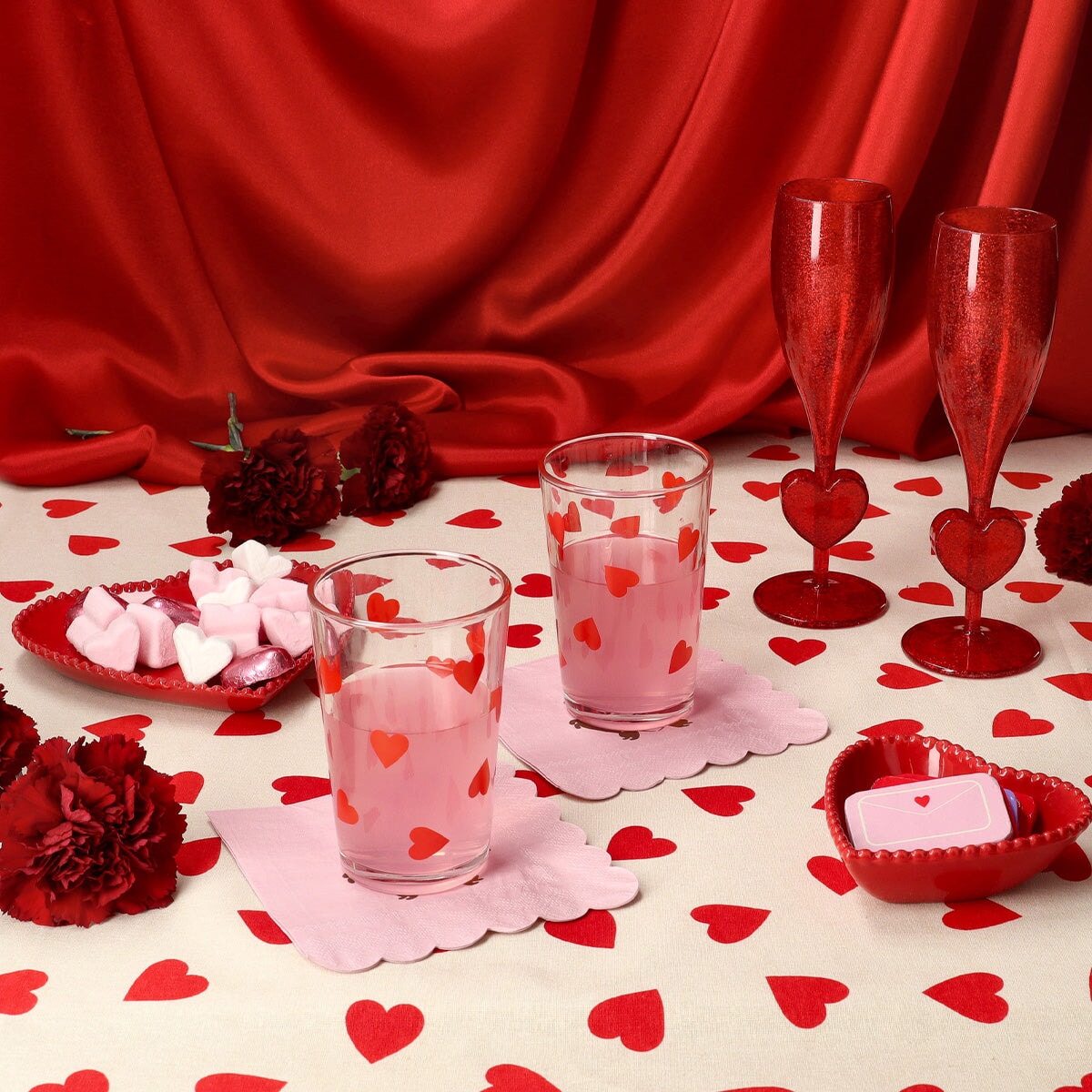 Tablecloth with red hearts - 140x220 cm Home Flying Tiger Copenhagen 