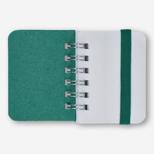 Groen miniboekje met blanco pagina's en elastische sluiting