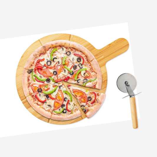 Planche à découper la pizza. Avec une pizza