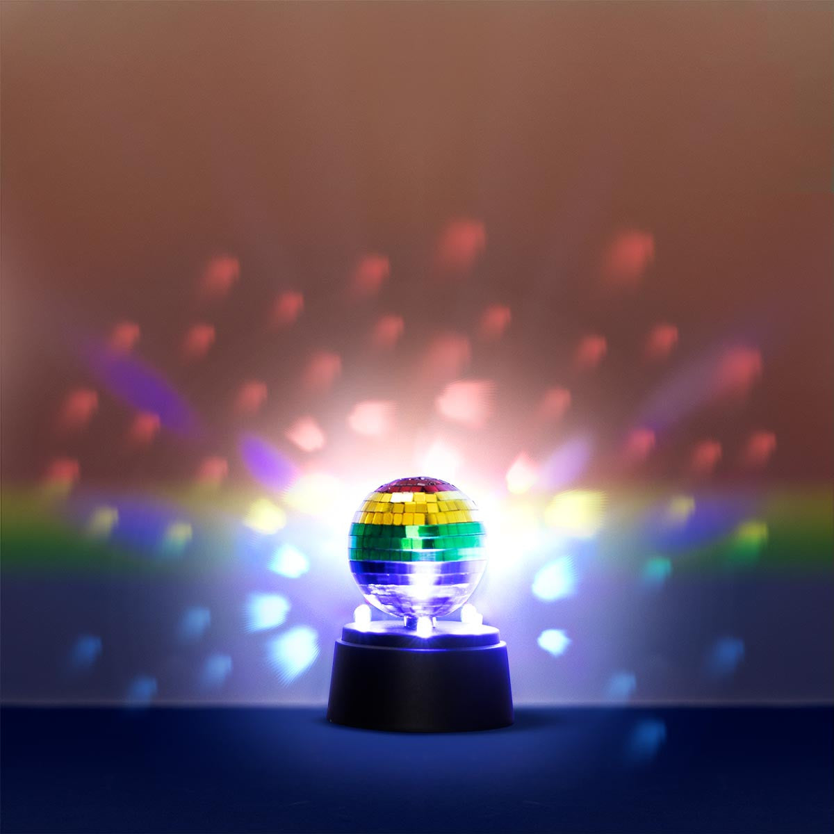 Una luce stroboscopica rotante. Un colorato sfera incandescente Foto stock  - Alamy